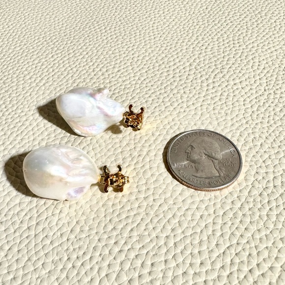 Celine BAROQUE TRIOMPHE EARRINGS IN BRASS WITH GOLD FINISH AND CULTURED PEARLS - Picture 6 of 7